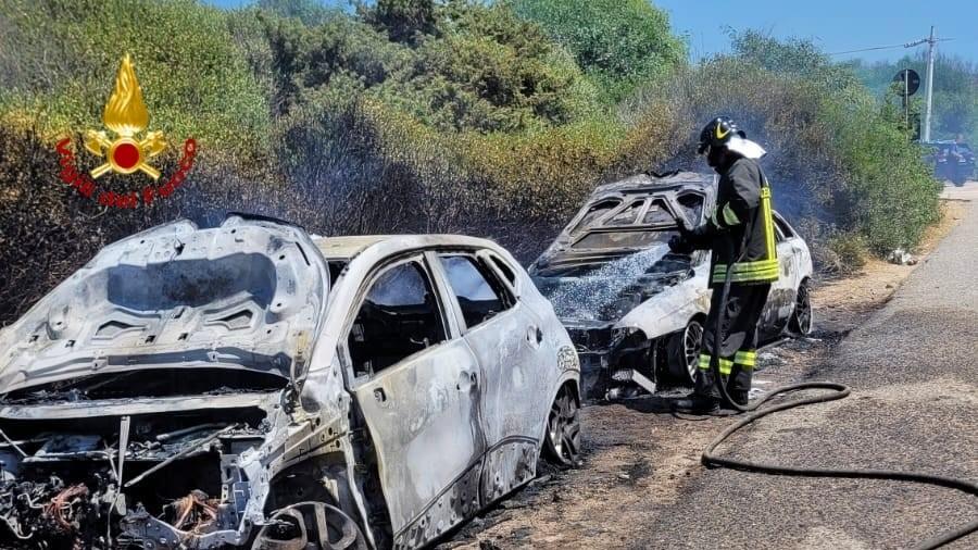 Trinità, due auto in fiamme: paura tra i turisti