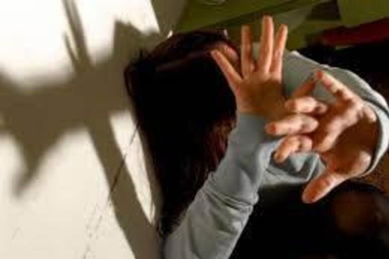 Picchiata e minacciata di morte dal marito per più di 30 anni, anche con un coltello, davanti ai figli