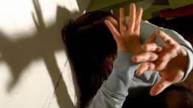Picchiata e minacciata di morte dal marito per più di 30 anni, anche con un coltello, davanti ai figli