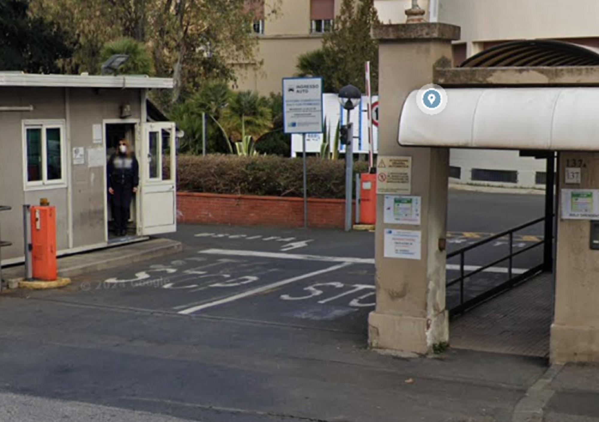 L'ingresso dei dipendenti dell'ospedale
