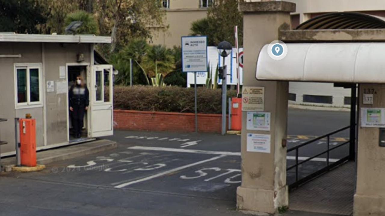 L'ingresso dei dipendenti dell'ospedale