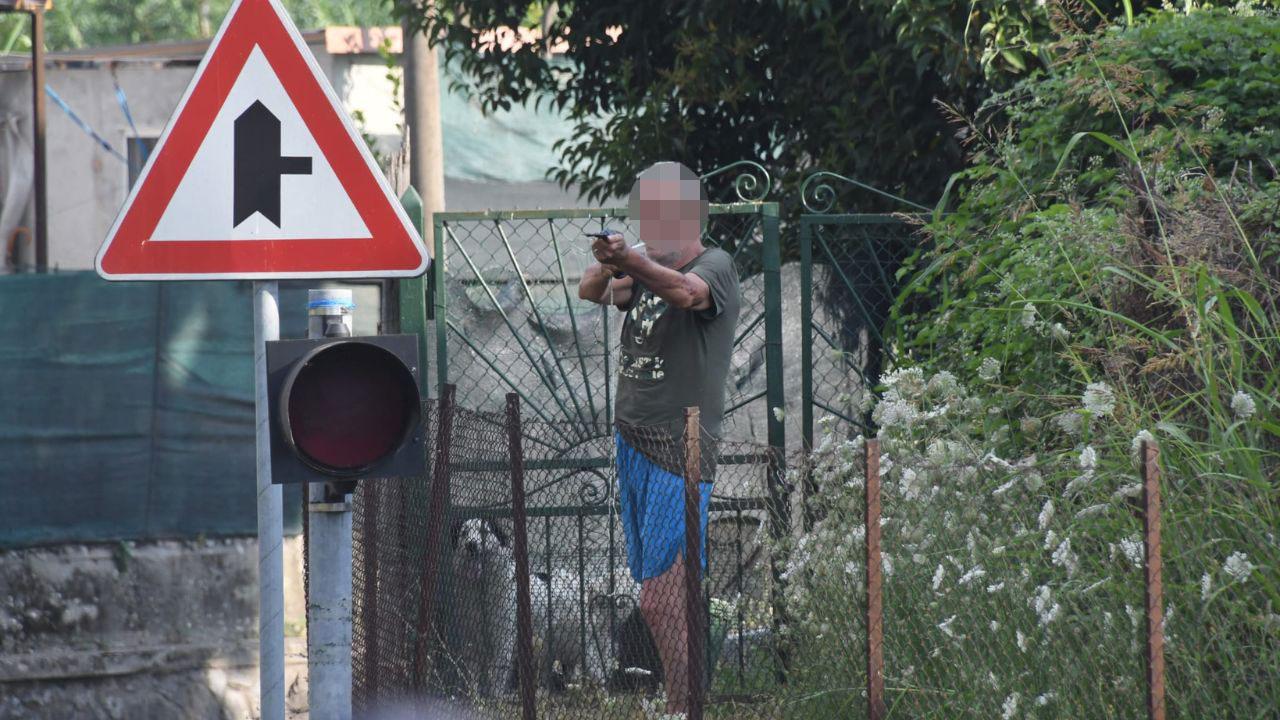 L'uomo bloccato dalla polizia (foto Claudio Cuffaro)