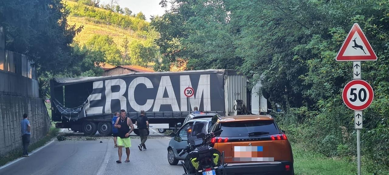 
	Il tir che blocca la Sp 486 (foto da Facebook)

