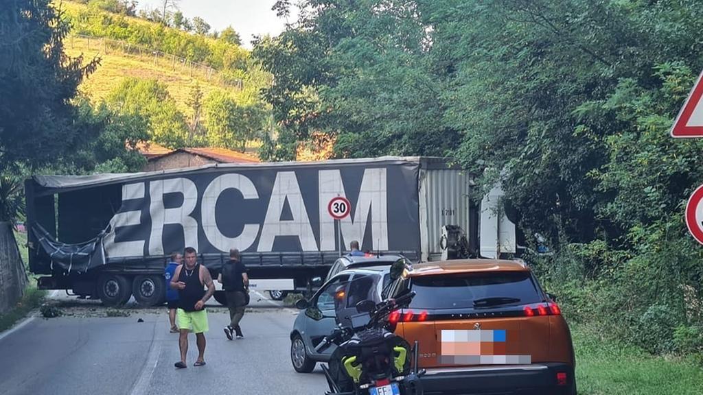 Il tir che blocca la Sp 486 (foto da Facebook)