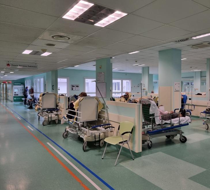 Caldo, freddo e Covid, i pronto soccorso si riempiono d’estate