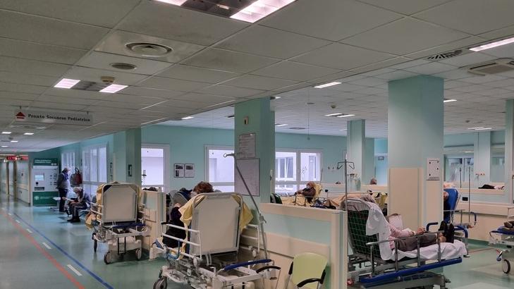 Caldo, freddo e Covid, i pronto soccorso si riempiono d’estate