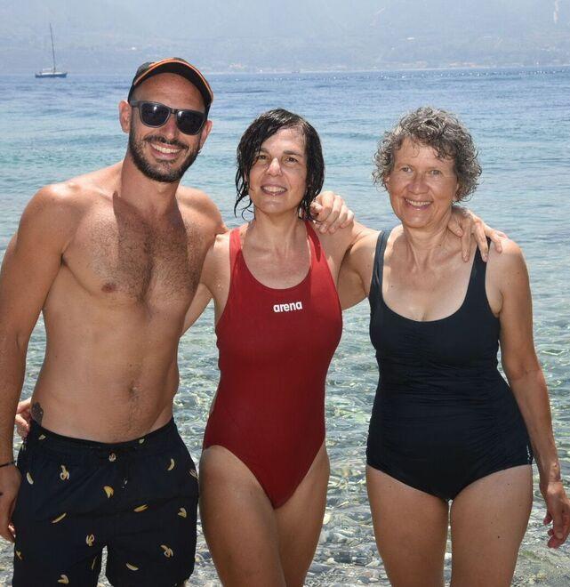 Lo Stretto di Messina a nuoto: «Così combattiamo il Parkinson»
