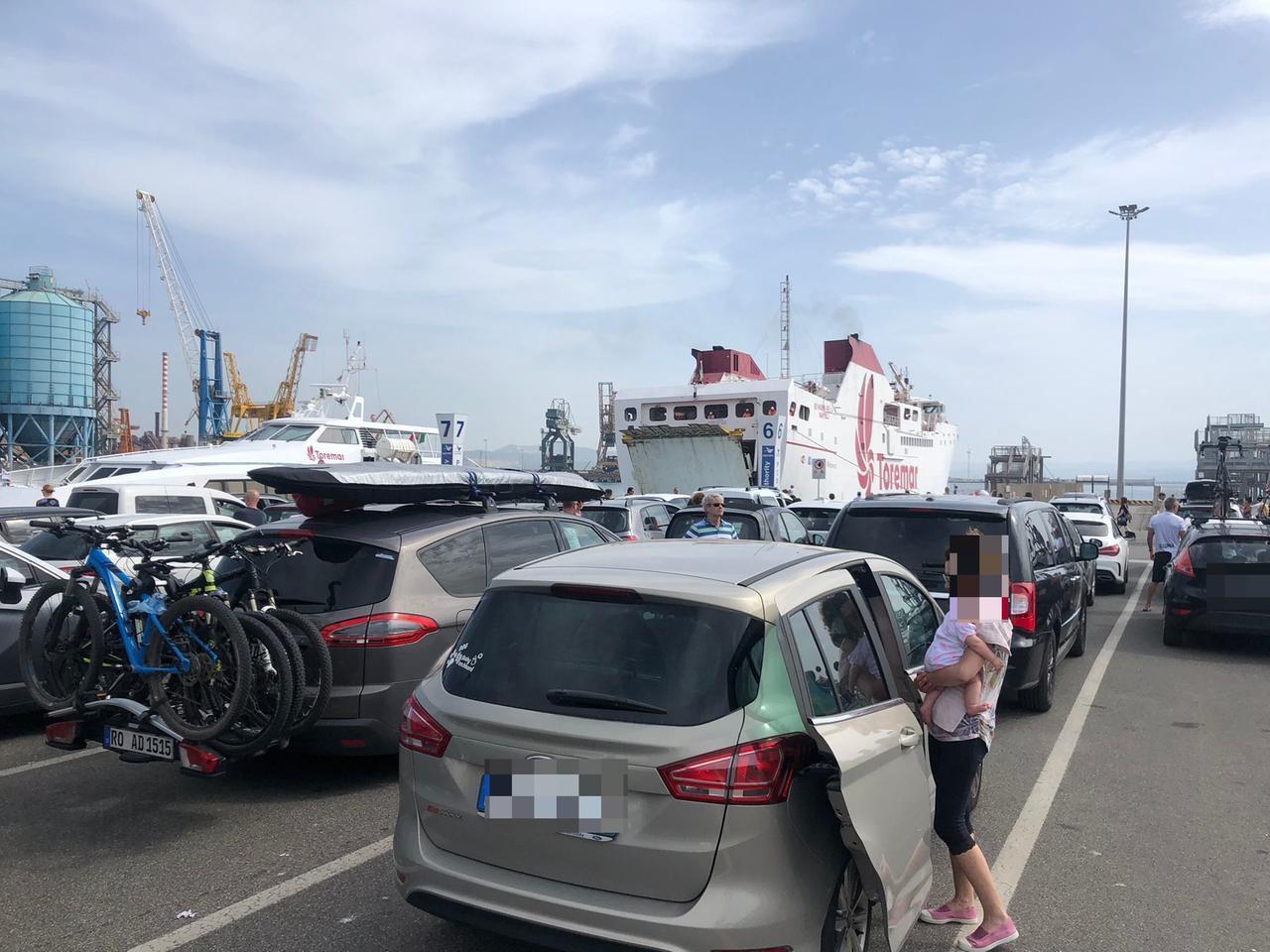 
	Auto in coda al porto di Piombino (foto d'archivio Paolo Barlettani)

