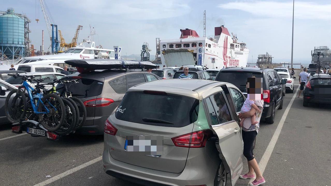 Auto in coda al porto di Piombino (foto d'archivio Paolo Barlettani)