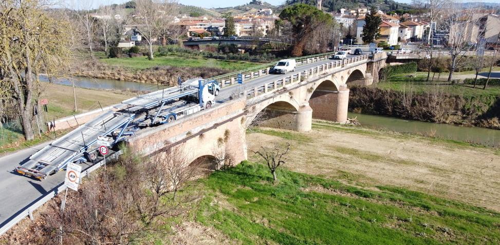 Il ponte sul fiume Elsa a Certaldo