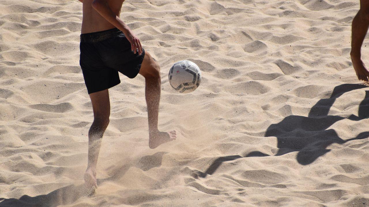 
	Una partita di calcio in spiaggia (foto di repertorio)

