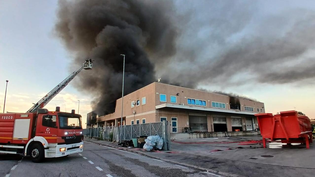 L'incendio che il 15 luglio ha distrutto la Logistica Xin Shun Da in via Nottingham