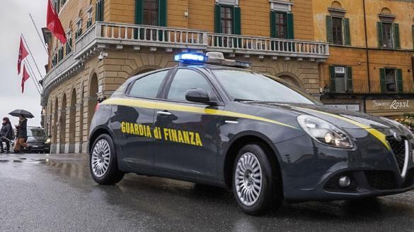 
	La guardia di Finanza durante un controllo a Pisa (foto d'archivio)


