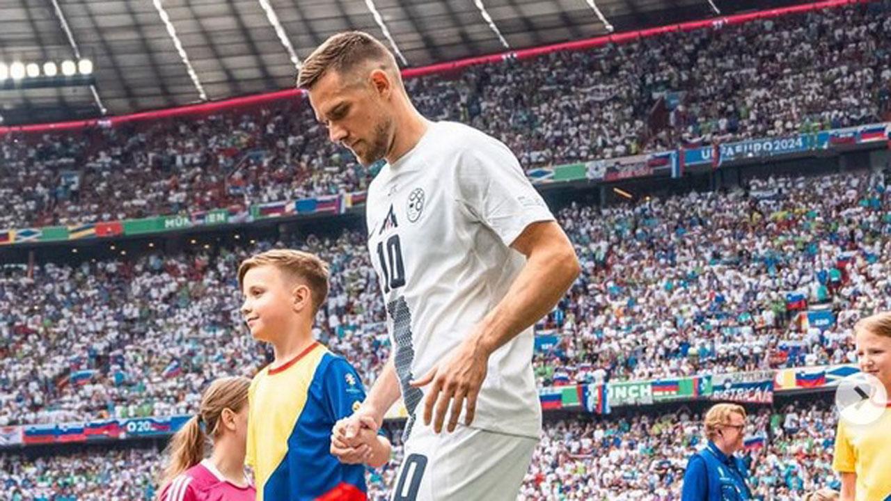 Timi Max Elsnik Centrocampi sta della nazionale slovena, qui agli Europei (dalla pagina Instagram del giocatore)