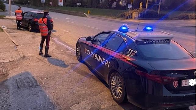 Una pattuglia dei carabinieri (foto d'archivio)