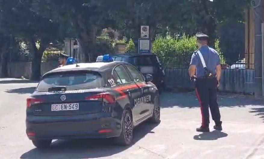 
	Una pattuglia dei carabinieri a Lari

