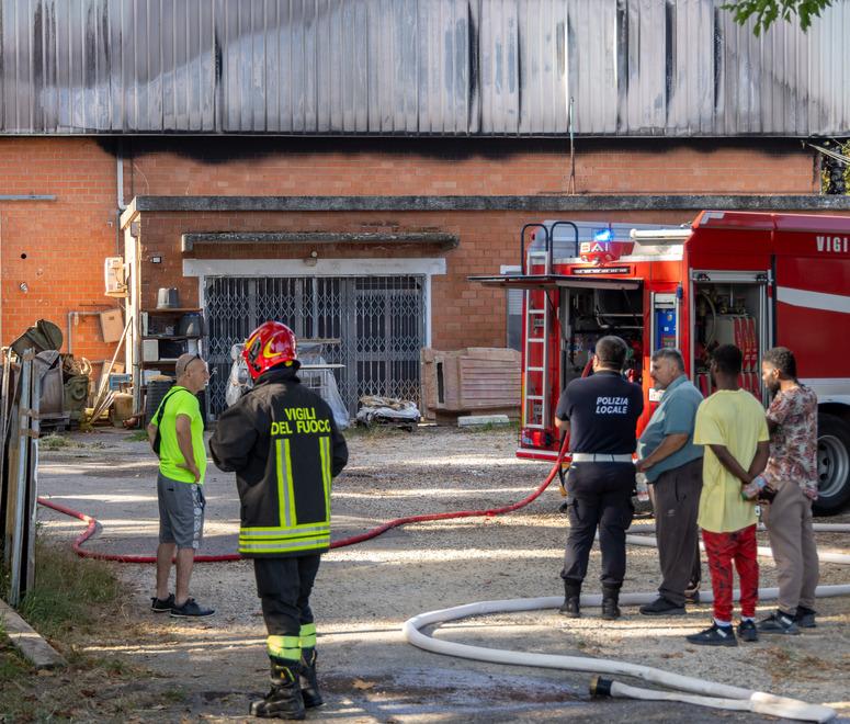 Incendio a Fiscaglia, resta gravissimo l’operaio