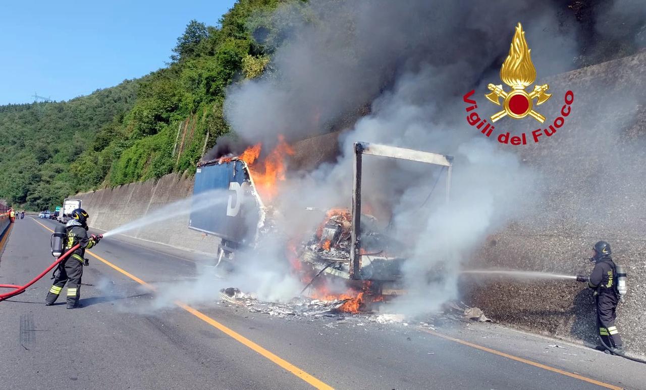 
	Il tir in fiamme sull'A1

