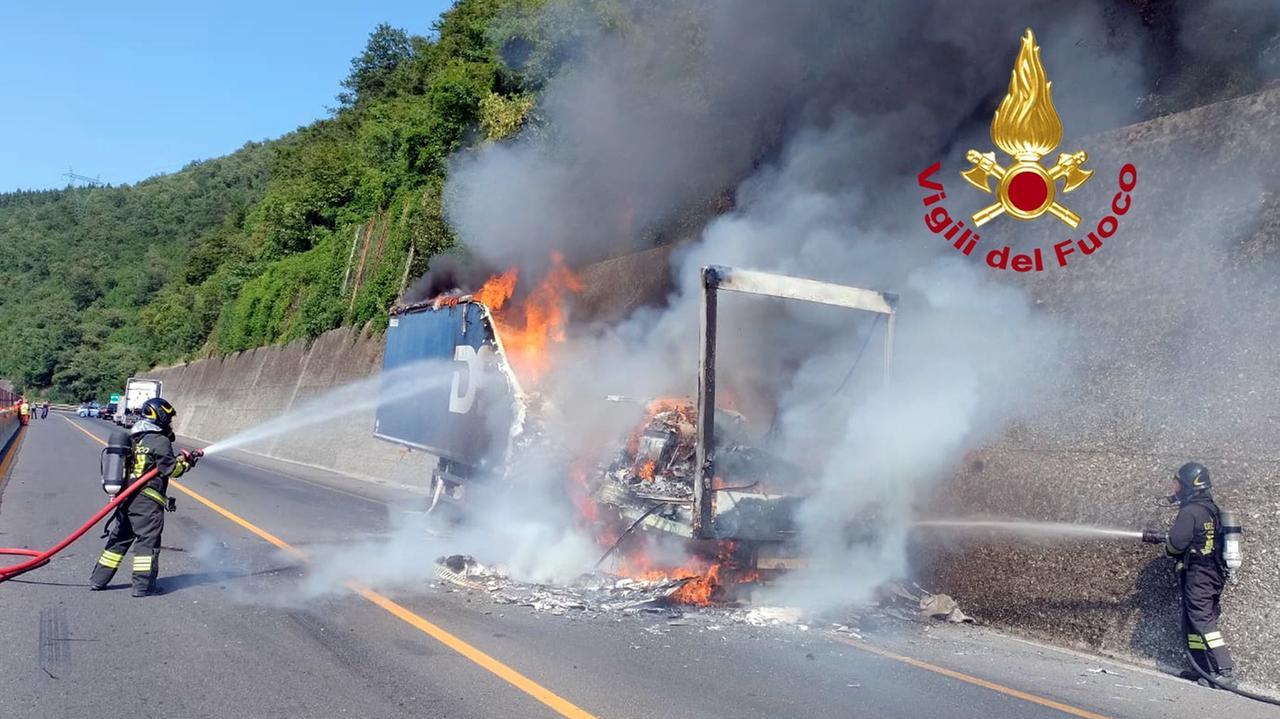 Il tir in fiamme sull'A1