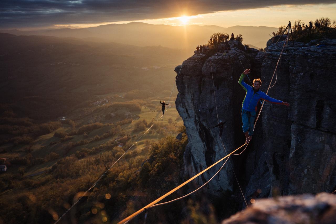 I funamboli dello slackline in equilibrio sulla Pietra di Bismantova