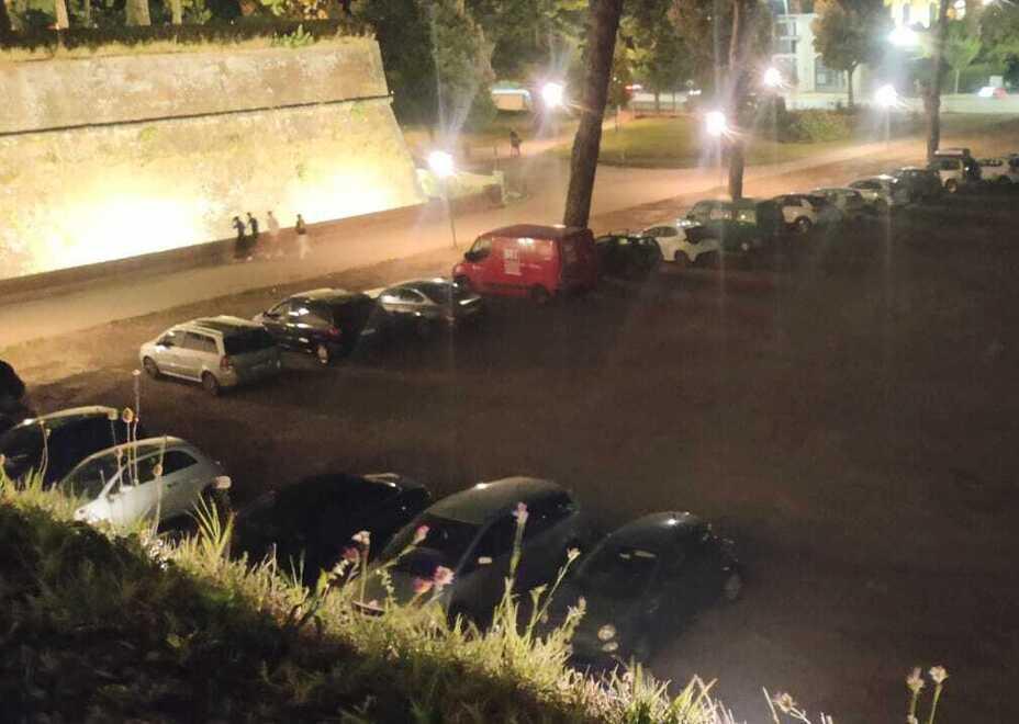 Lucca, sosta selvaggia al Balilla: scoppia la polemica politica<br>
