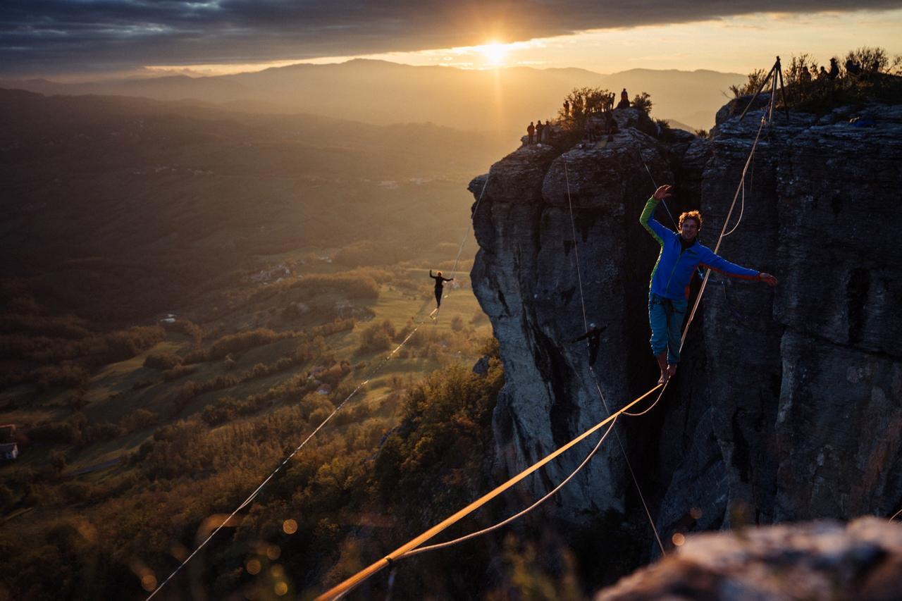 I funamboli dello slackline in equilibrio sulla Pietra