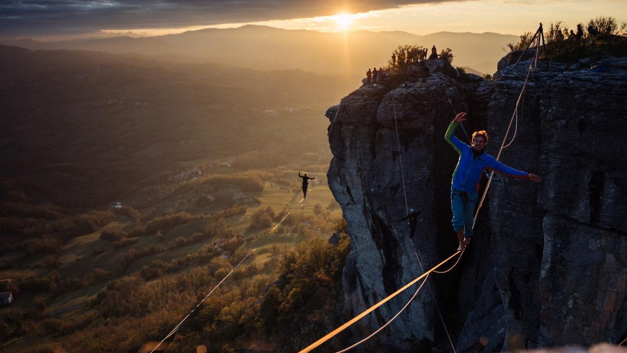 I funamboli dello slackline in equilibrio sulla Pietra