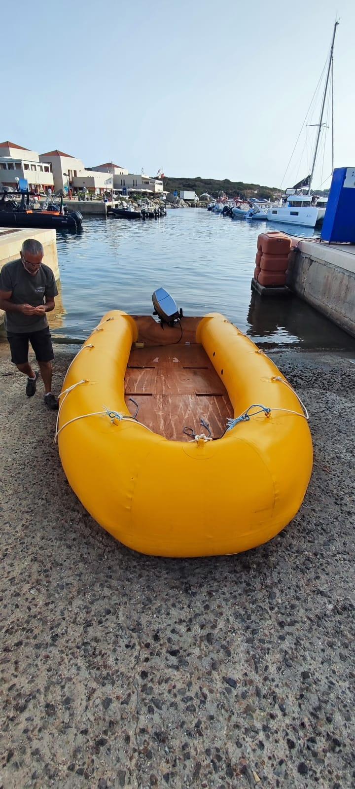 Dieci extracomunitari sbarcano a Villasimius, gommone sequestrato