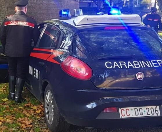 Ferrara, maltratta i genitori e ignora i divieti: arrestato