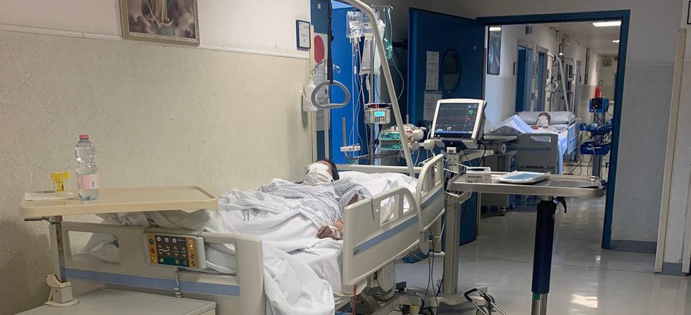 Reparti chiusi in tutta l’isola, ospedali vicini al collasso