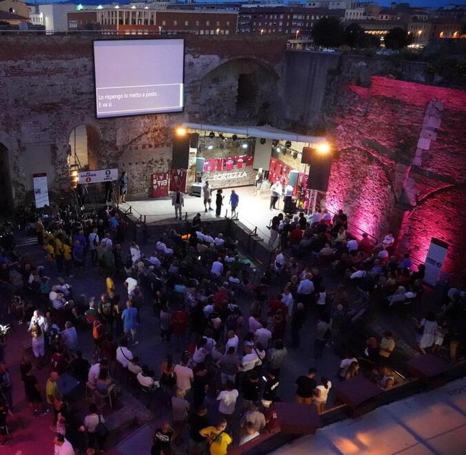 La città abbraccia il “nuovo” Livorno in Fortezza Vecchia: «Ripartiamo insieme da qui»<br>
