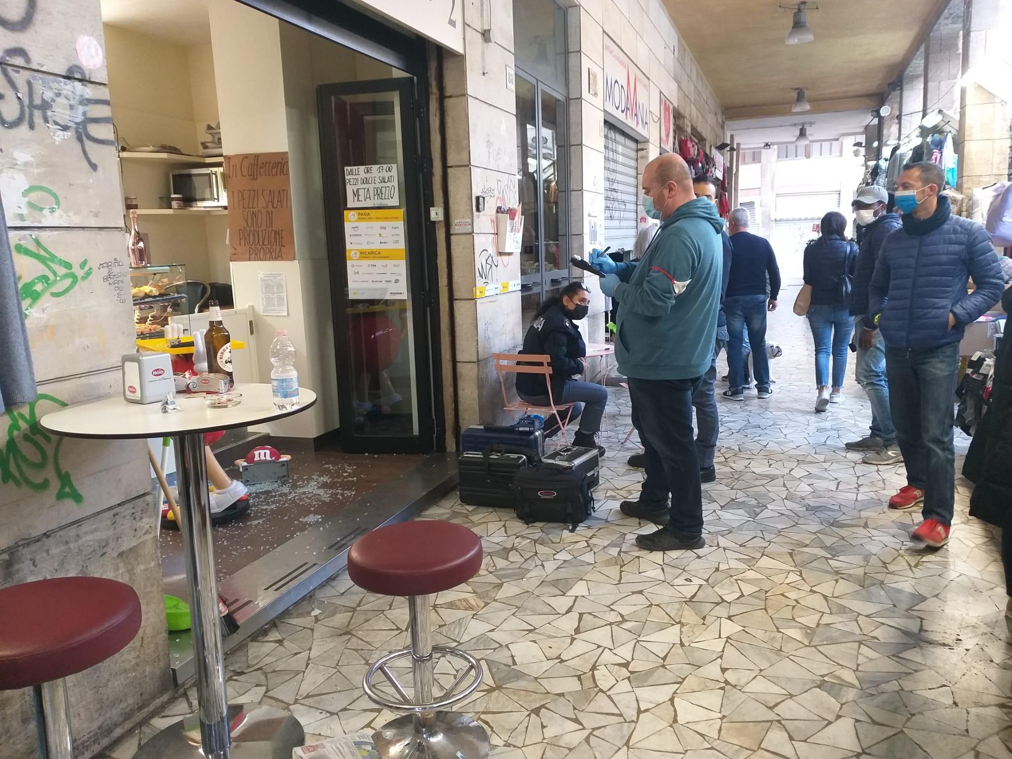 I segni della devastazione del bar “2” di via Buontalenti subito dopo il tentato omicidio di Samuele Stampa