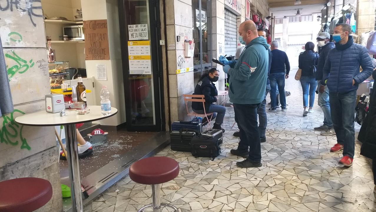 I segni della devastazione del bar “2” di via Buontalenti subito dopo il tentato omicidio di Samuele Stampa