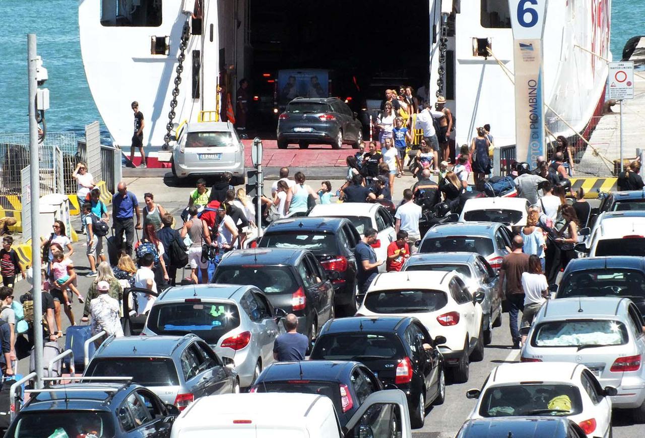 Auto all’imbarco sul porto di Piombino (foto Paolo Barlettani)