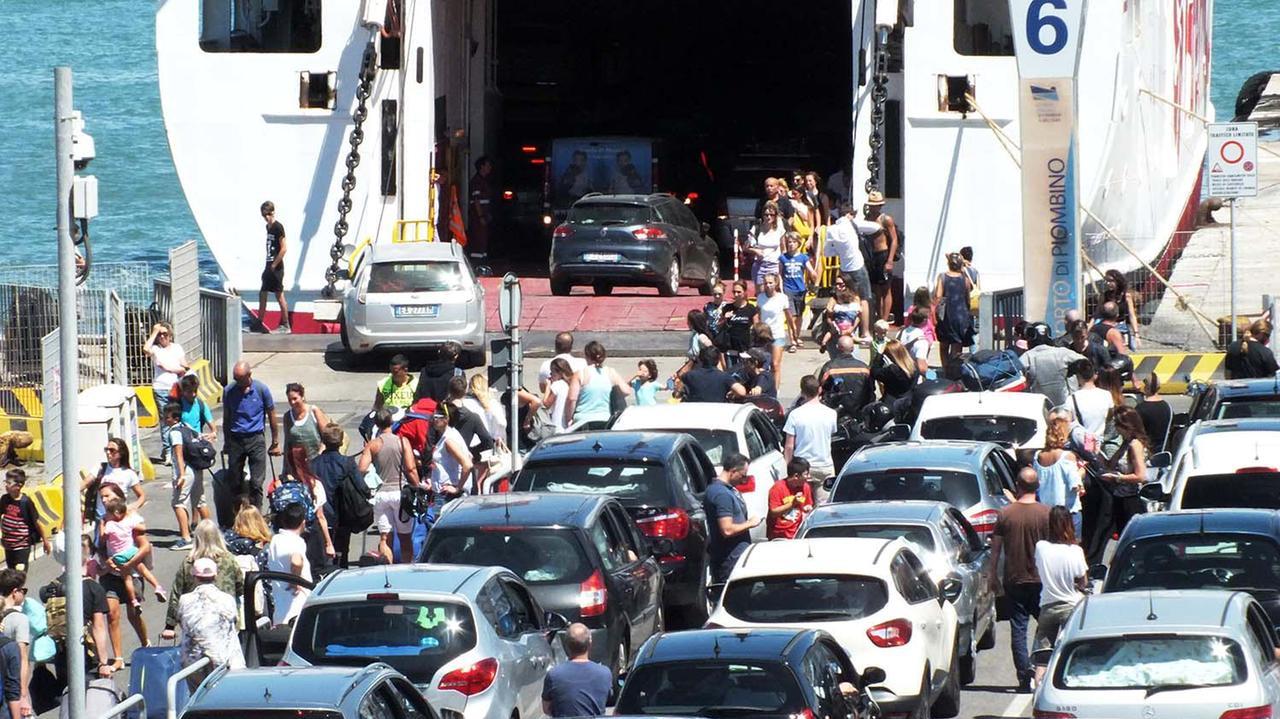 Auto all’imbarco sul porto di Piombino (foto Paolo Barlettani)