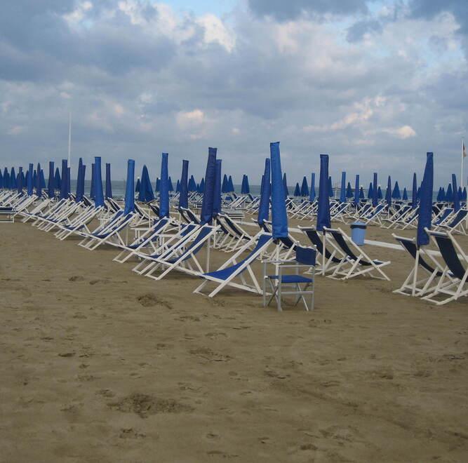 Spiagge all’asta, balneari sul piede di guerra: «Subito un atto dal Governo». Lo sciopero degli ombrelloni? Versilia divisa