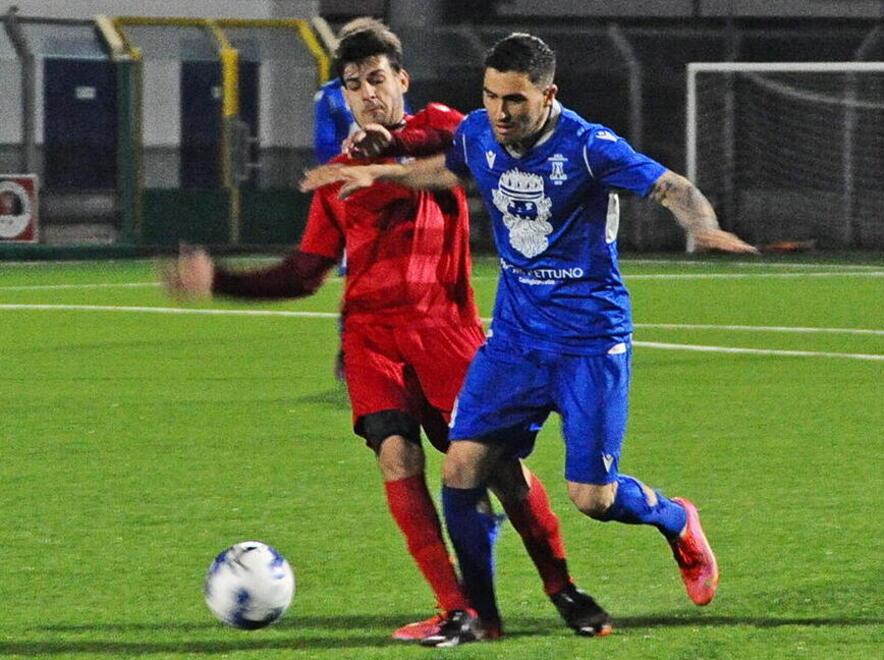 Nella foto qui sopra il bomber del Castiglioncello Filippo Moscati in azione