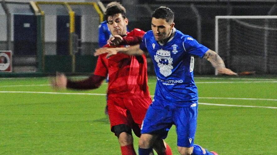 Nella foto qui sopra il bomber del Castiglioncello Filippo Moscati in azione