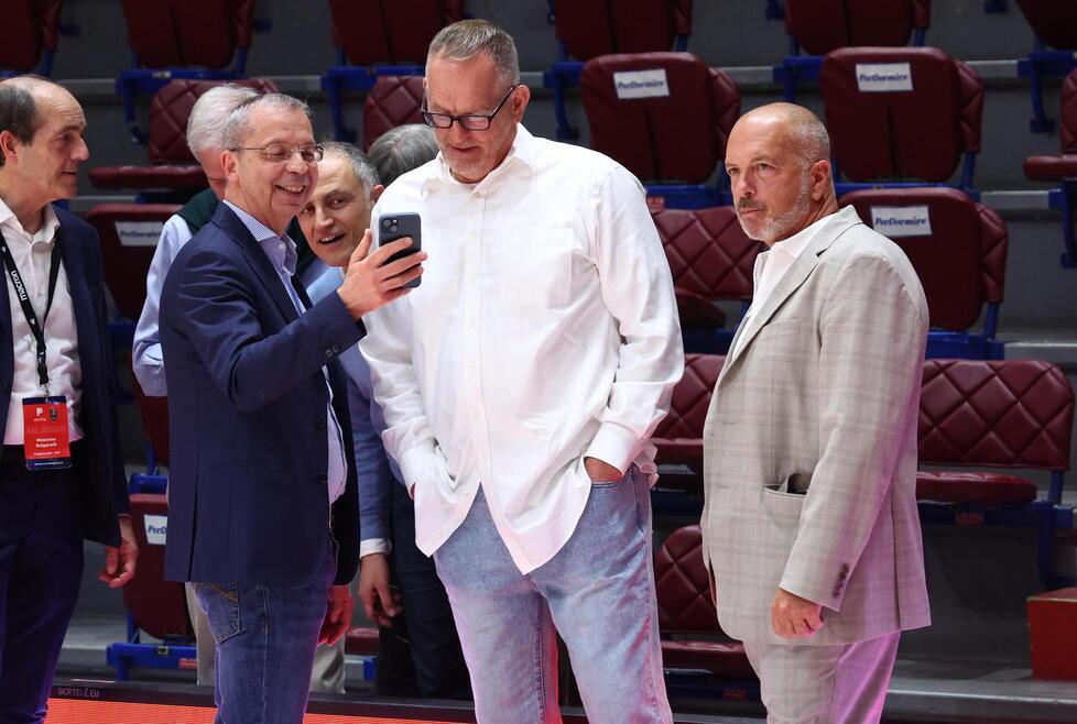 Da sinistra Massimo Capecchi vice presidente del Pistoia Basket Ron Rowan e Steven Raso (socio della East Coast) al PalaCarrara (foto Nucci/Innocenti)