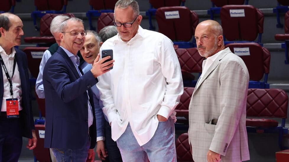 Da sinistra Massimo Capecchi vice presidente del Pistoia Basket Ron Rowan e Steven Raso (socio della East Coast) al PalaCarrara (foto Nucci/Innocenti)