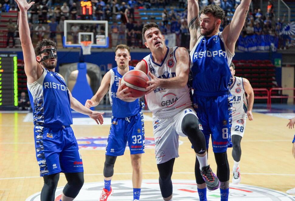 Nicola Mastrangelo in azione contro Fabriano nei playoff (foto Nucci)