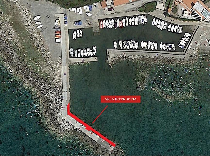 Interdetto per motivi di sicurezza il camminamento inferiore del moletto di Quercianella