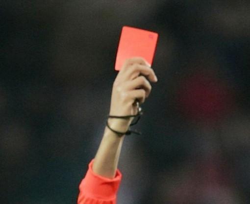 
	Un arbitro estrae il cartellino rosso

