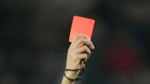 Un arbitro estrae il cartellino rosso