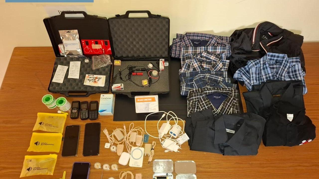 Sassari, all’esame della patente con le telecamere nei bottoni della camicia