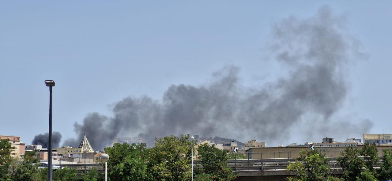 Cagliari, grosso incendio a San Michele minaccia le case