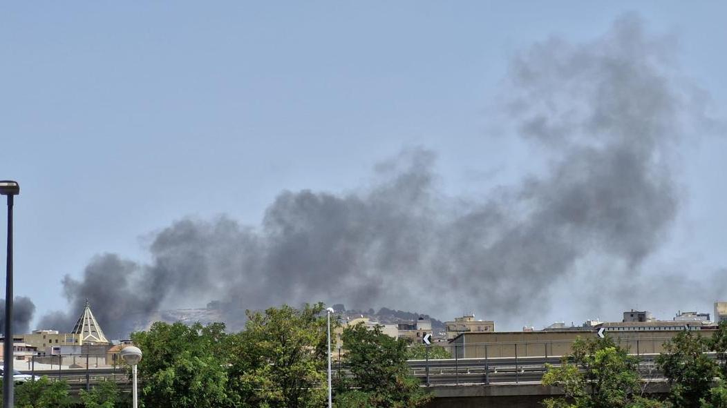 Cagliari, grosso incendio a San Michele minaccia le case