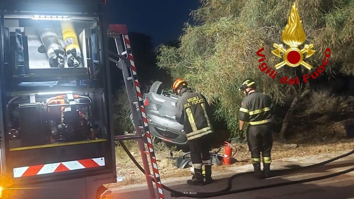 La Maddalena, auto si ribalta e finisce contro una pietra: due persone in ospedale