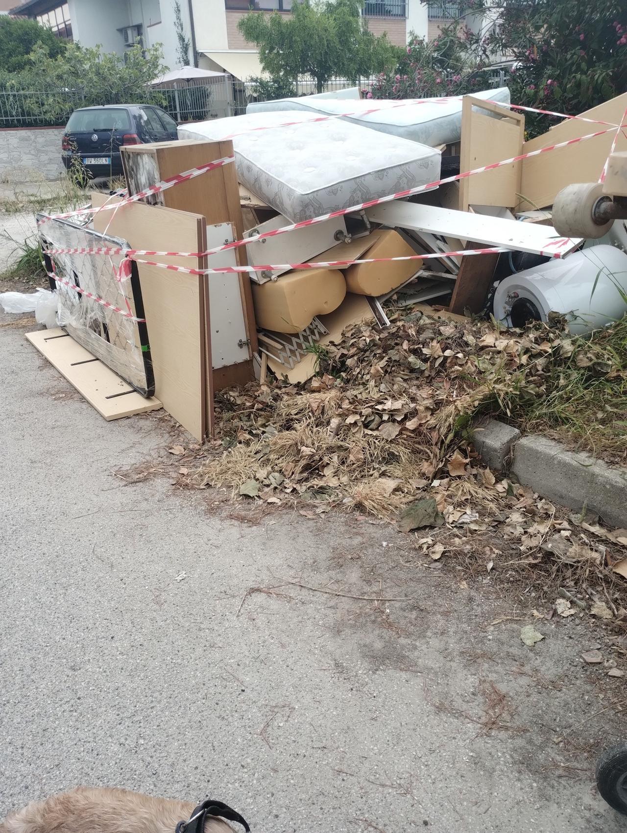 Svuotano la casa, abbandonano i rifiuti a Lido Estensi