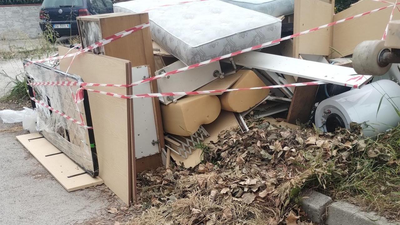 Svuotano la casa, abbandonano i rifiuti a Lido Estensi